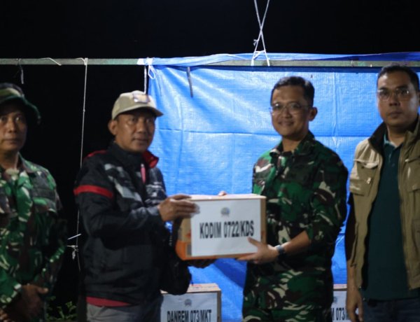Dandim 0722/Kudus Berikan Bantuan kepada Warga tersampak Banjir  di Desa Karangrowo